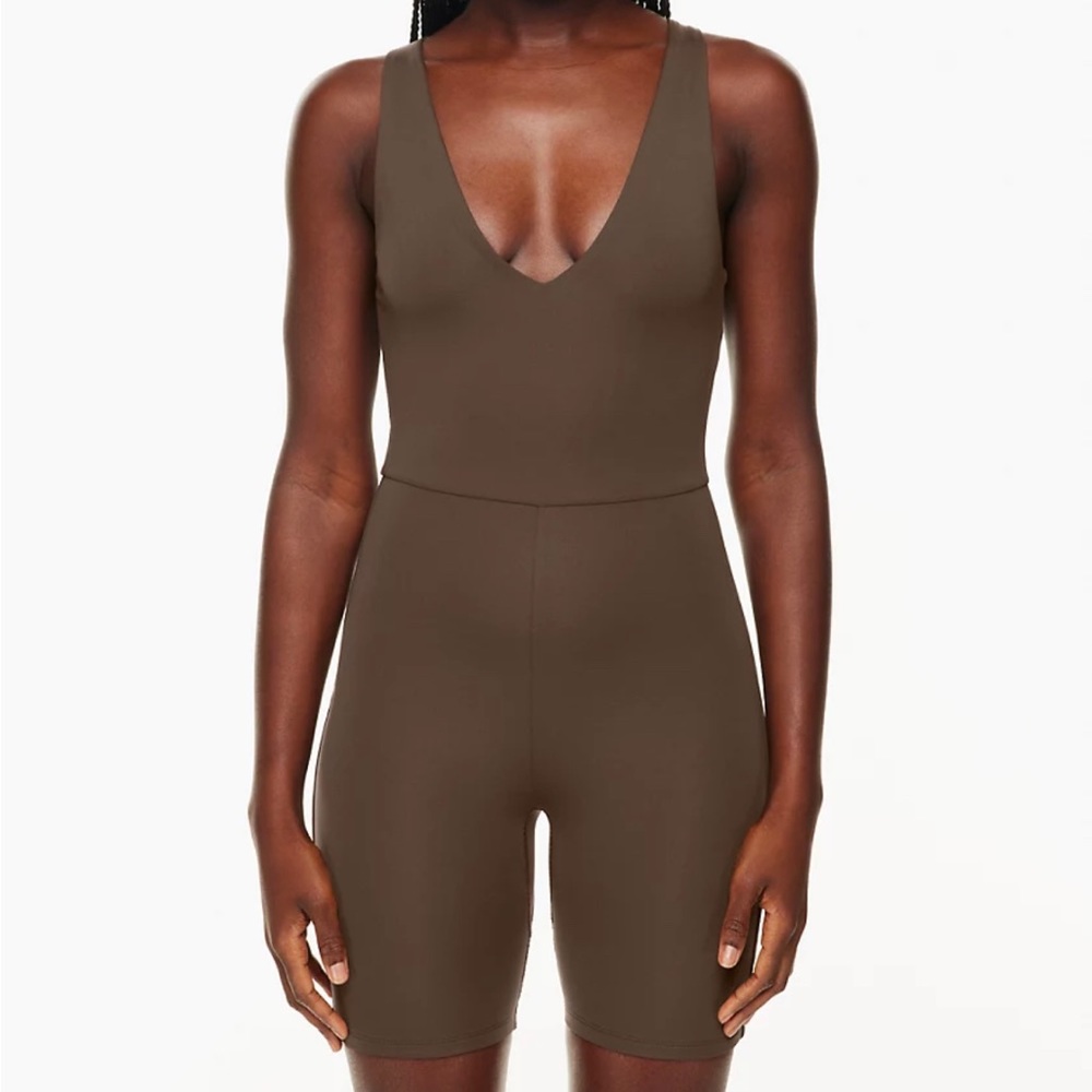 NWT Aritzia Babaton V-Neck Romper